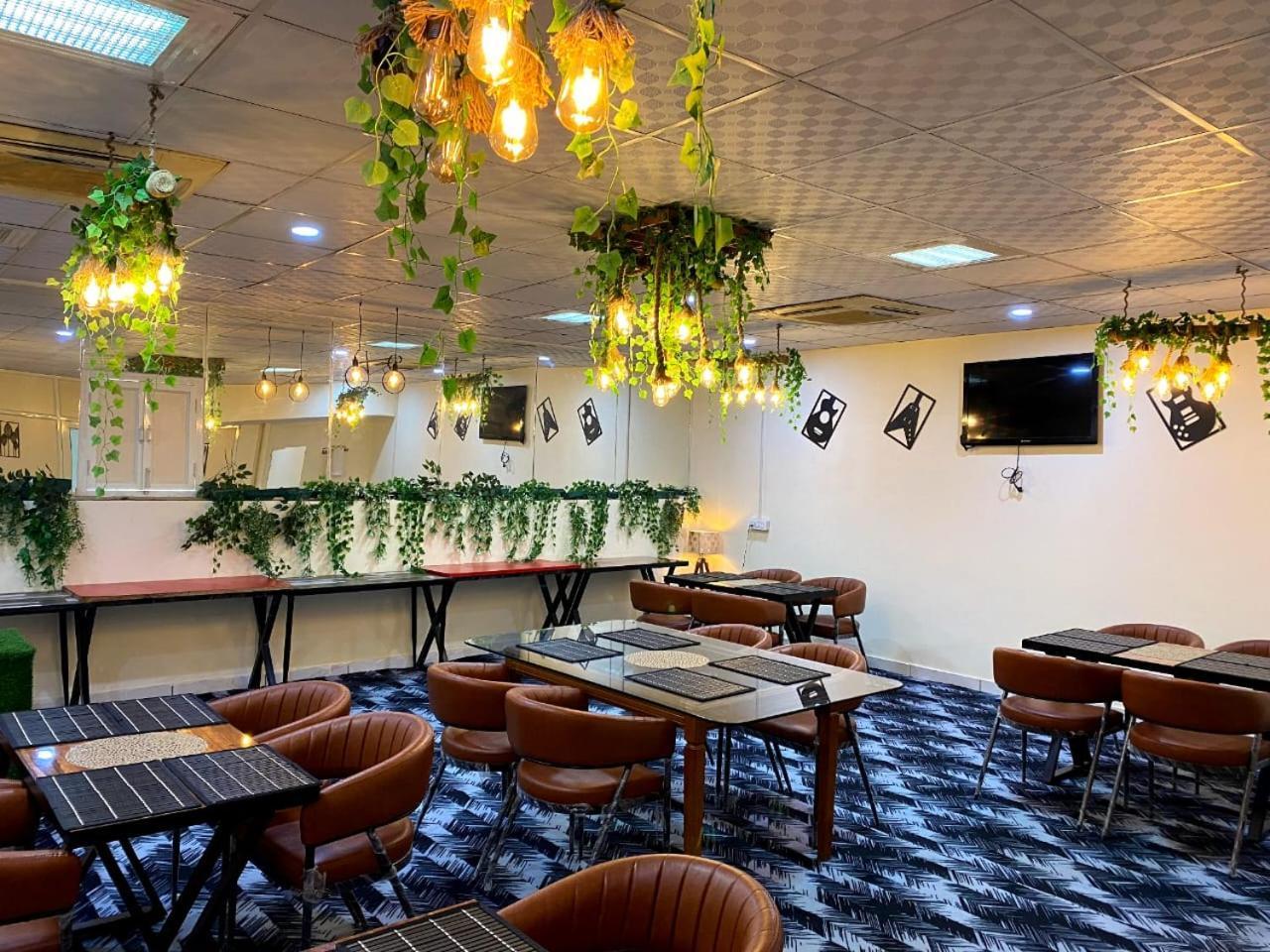 Oyster Pearl I Near Medanta Hospital I Sec-39 I Gurgaon Hotel Buitenkant foto